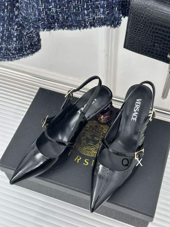 Picture of Versace Shoes _SKUVersacesz35-40JX110120407